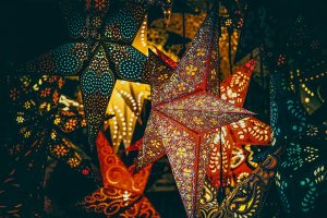 stars, lanterns, lighting, christmas lanterns, illuminated, decorations, christmas decorations, colorful, flea market, christmas market, stand, sales stand, stall, sale, christmas, advent, christmas time, christmas background, happychristmas, christmas wallpaper, christmas, christmas, christmas, christmas, christmas, christmas background